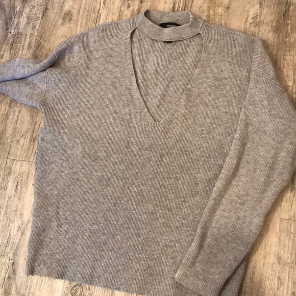 Forever 21 Sweaters - Forever 21 v neck cut out choker sweater